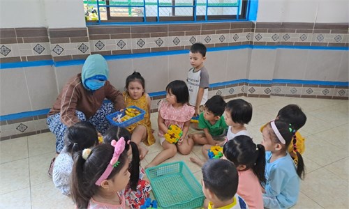 Giờ học của lớp Chồi 2 (cô Thanh Thúy)