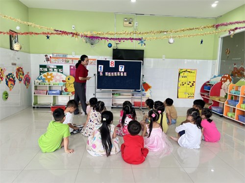 Giờ học của lớp Lá 3 (cô Tường Vân)