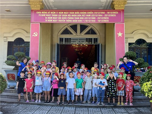 Các bé lớp Lá 2 tham quan bảo tàng lực lượng võ trang miền Đông Nam Bộ nhân dịp kỉ niệm ngày thành lập Quân đội nhân dân Việt Nam