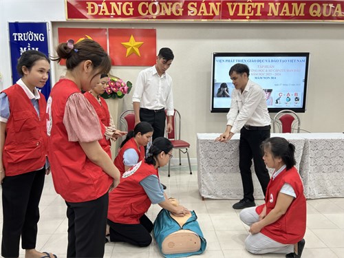 Tập huấn kỹ năng sơ cấp cứu ban đầu cho cán bộ, giáo viên, nhân viên năm học 2023-2024