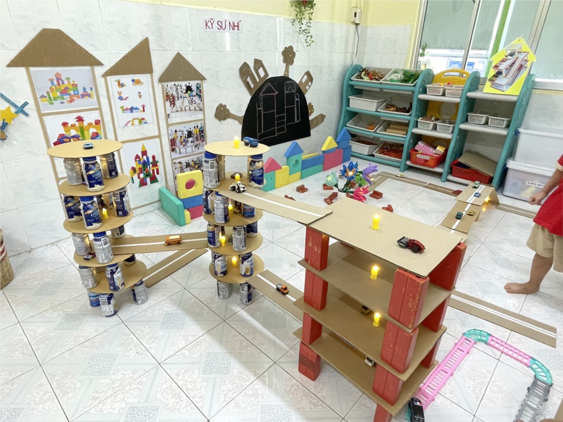 Hoạt động vui chơi trong lớp của các bé lớp chồi 2