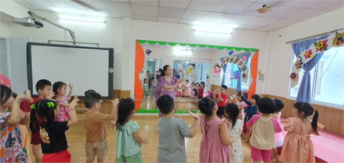Vận động theo nhạc : Nhà mình rất vui