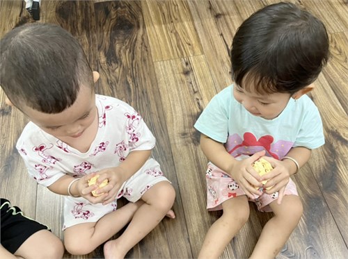 Đề tài: Bé Tập Vo Giấy