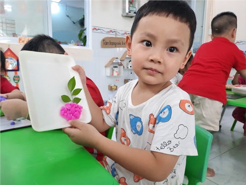Hoạt động tạo hình: Nặn trái cây