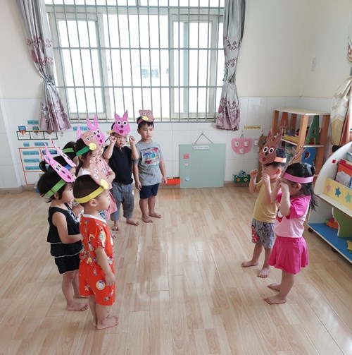 Kể chuyện :  Bác Gấu đen và hai chú Thỏ  