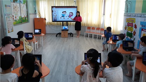 Các bé lớp chồi 3 tham gia học phòng thông minh