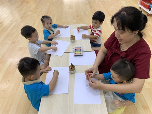 Các bé lớp Vành Khuyên tham gia giờ học  Vẽ nguệch ngoạc 