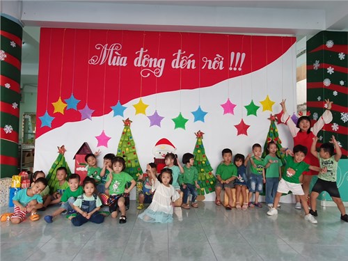 Bé vui đón Noel