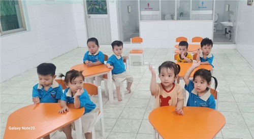 Các bé lớp họa mi chơi lắp ráp