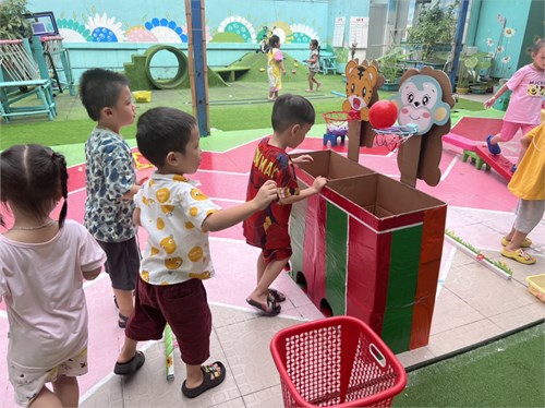 Hoạt động ngoài trời - lớp chồi 5