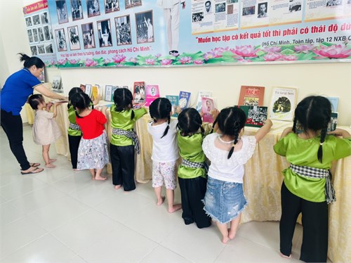 Trẻ lớp Mầm tham quan không gian văn hóa Hồ Chí Minh tại trường