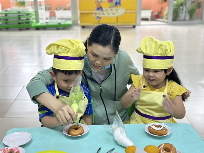 Các bé cùng làm kỹ năng bánh noel