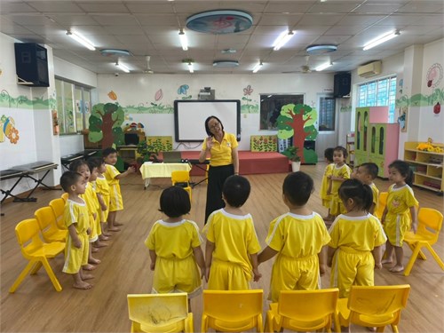 Giờ học vận động theo nhạc bài hát  Con chim non  của các bé yêu Bambi 2