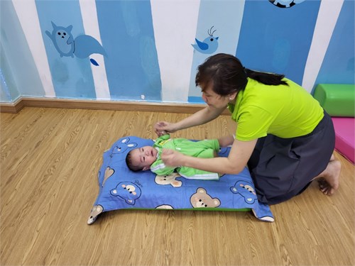 Các bé lớp Kitty 1 (6-12 tháng) tập thể dục sáng cùng cô