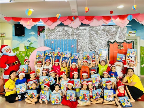 Các bé lớp Sơn Ca 1 (Mẫu giáo 4-5 tuổi) được ông già Noel tặng quà, và cùng ba mẹ trang trí bánh donut mừng lễ Giáng Sinh 2023
