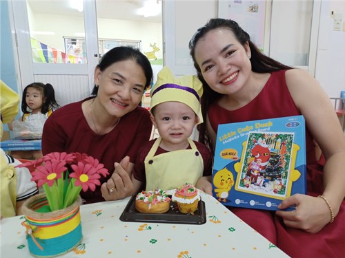 Bé Trang trí Bánh kem để chào đón Giang Sinh