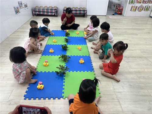 Chuyên đề “Tổ chức các hoạt động trải nghiệm nhằm hình thành và phát triển các biểu tượng toán cho trẻ mầm non” tại lớp Cơm thường 1