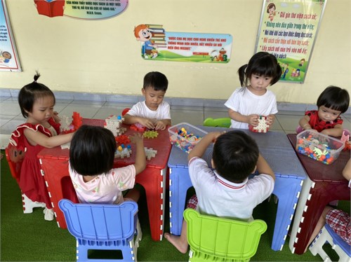 Nhà trường phối hợp với phụ huynh  tạo điều kiện cho các bé tham gia các hoạt động trải nghiệm mới giúp bé phát triển toàn diện về mọi mặt. Các hoạt động luôn tạo sự hấp dẫn cho các bé.