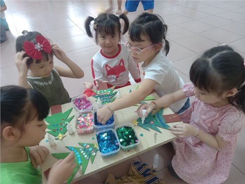 Lá 1 chuẩn bị môi trường mừng Tết Chú Bộ Đội và mừng Giáng sinh 2023.