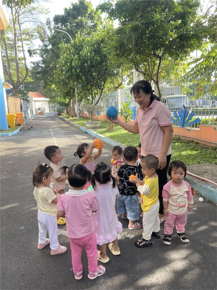 Hoạt động vui chơi ngoài trời của các bé lớp Gấu Bông thật vui ! ❤️