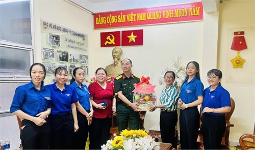 Trường Mầm non Bé Ngoan thăm và chúc mừng Ban Chỉ huy Quân sự Quận 1 nhân kỷ niệm 79 năm (22/12/1944 - 22/12/2023)