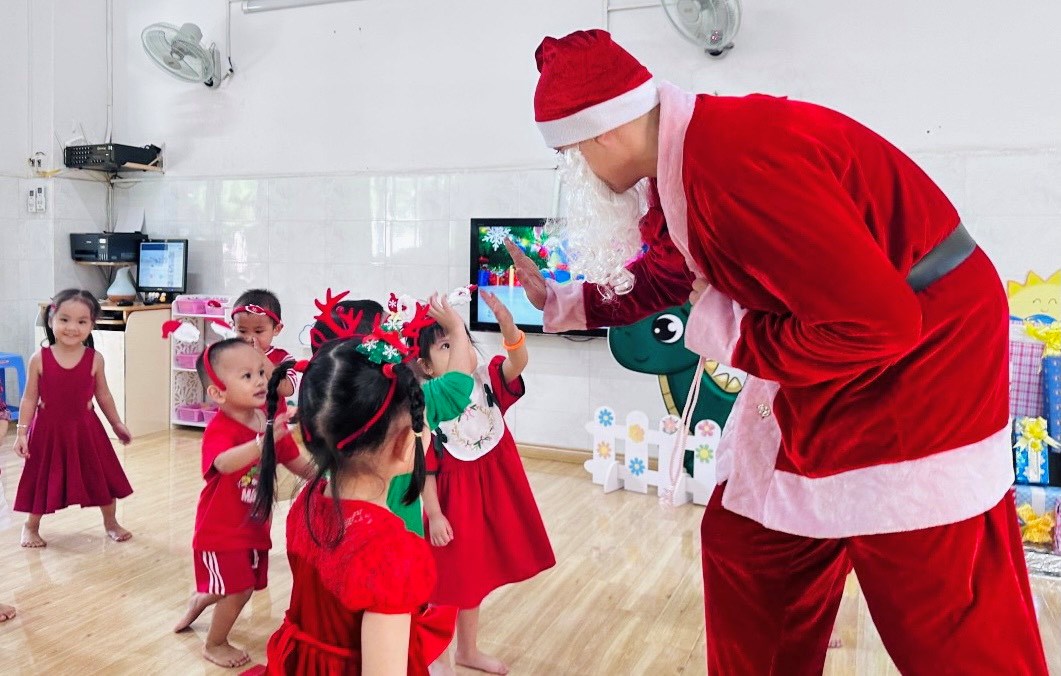 Ông già Noel tặng quà bé ngoan