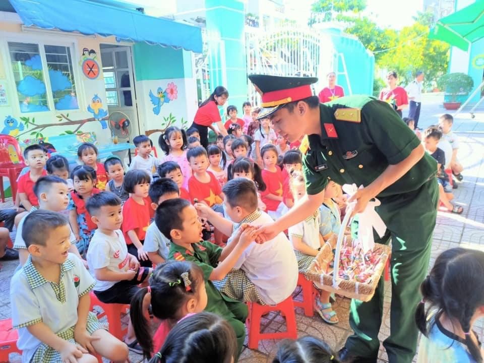 Các bé thích thú giao lưu cùng các chú bộ đội.