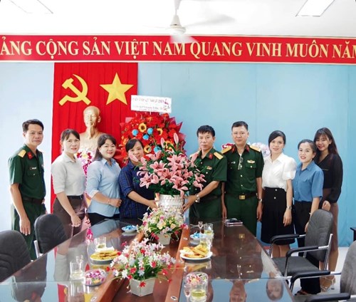 Ban giám hiệu nhà trường và các bạn đoàn viên-thanh niên đã đến thăm hỏi, tặng quà Mẹ Việt Nam Anh hùng Nguyễn Thị Ai đang cư ngụ tại phường 11, quận Gò Vấp và đơn vị kết nghĩa Cụm 35- Cục 75.