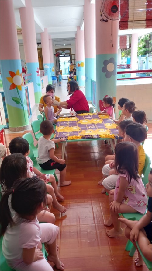 Ngày 27/11/2023 nhà trường cho trẻ Lớp 25 - 36 tháng  và trẻ SDD cân nặng uống Vitamin  A tại trường