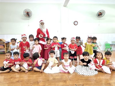 Noel là lễ hội tạo nhiều hứng thú, vui tươi nhất đối với trẻ Nhà trẻ bởi biểu tượng ông già Noel tặng quà.