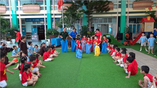 Các bé chơi sân chơi cùng các chú bộ đội nhận dịp ngày 22/12