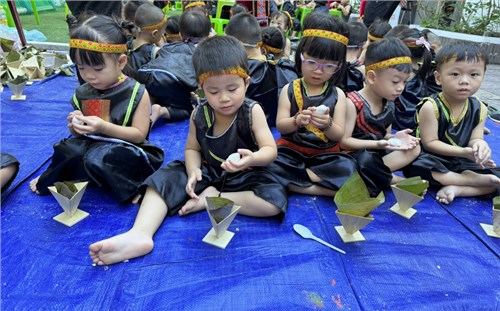 Mầm non HOa Mai Quận 3 - Bé gói Bánh Ít