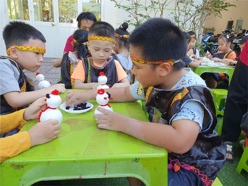 Bé trang trí người tuyết