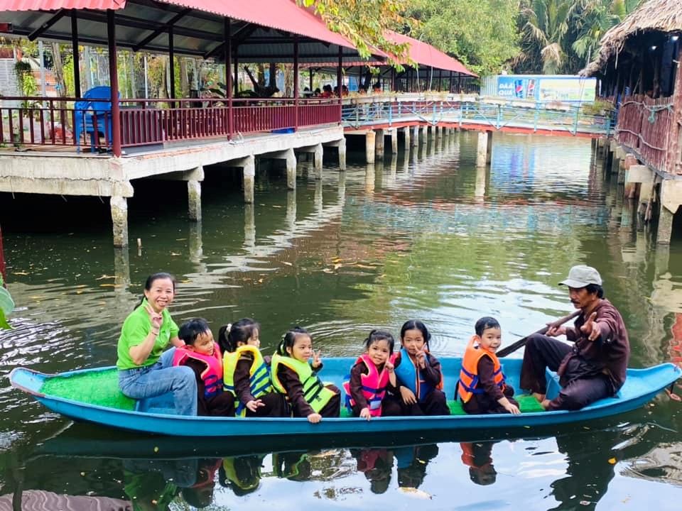 Bé tham quan Nông trại Ong Vàng.