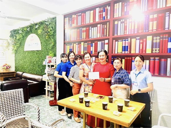 Chi bộ phối hợp Công đoàn, Chi đoàn trường MNHM thực hiện Chung tay “ Chương trình Xuân Biên giới” “Thắp sáng ước mơ Thiếu nhi Việt Nam”. Trao tặng cho các em thiếu nhi có hoàn cảnh khó khăn có một mùa Xuân ấm ấp ân tình.
