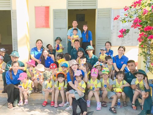 Các bé khối Lá tham quan doanh trại bộ đội của đơn vị kết nghĩa Đại đội 21, Trung đoàn 230.