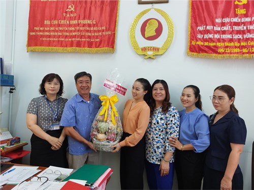 Kỷ niệm ngày thành lập Quân đội nhân dân Việt Nam 22/12, Chi Bộ, BCH công đoàn, Đoàn thanh niên trường Mầm non Hoa Phượng Đỏ đến thăm và chúc sức khỏe các cựu chiến binh trên địa bàn Phường 6
