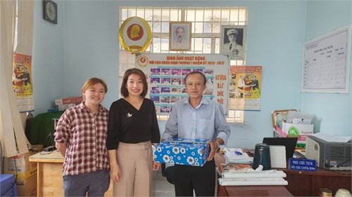 Kỷ niệm ngày thành lập Quân đội nhân dân Việt Nam 22/12, Chi Bộ, BCH công đoàn, Đoàn thanh niên trường Mầm non Hoa Quỳnh đến thăm và chúc sức khỏe các cựu chiến binh.