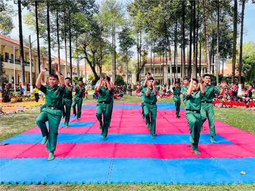 Các bé tham quan Trung đoàn Gia Định