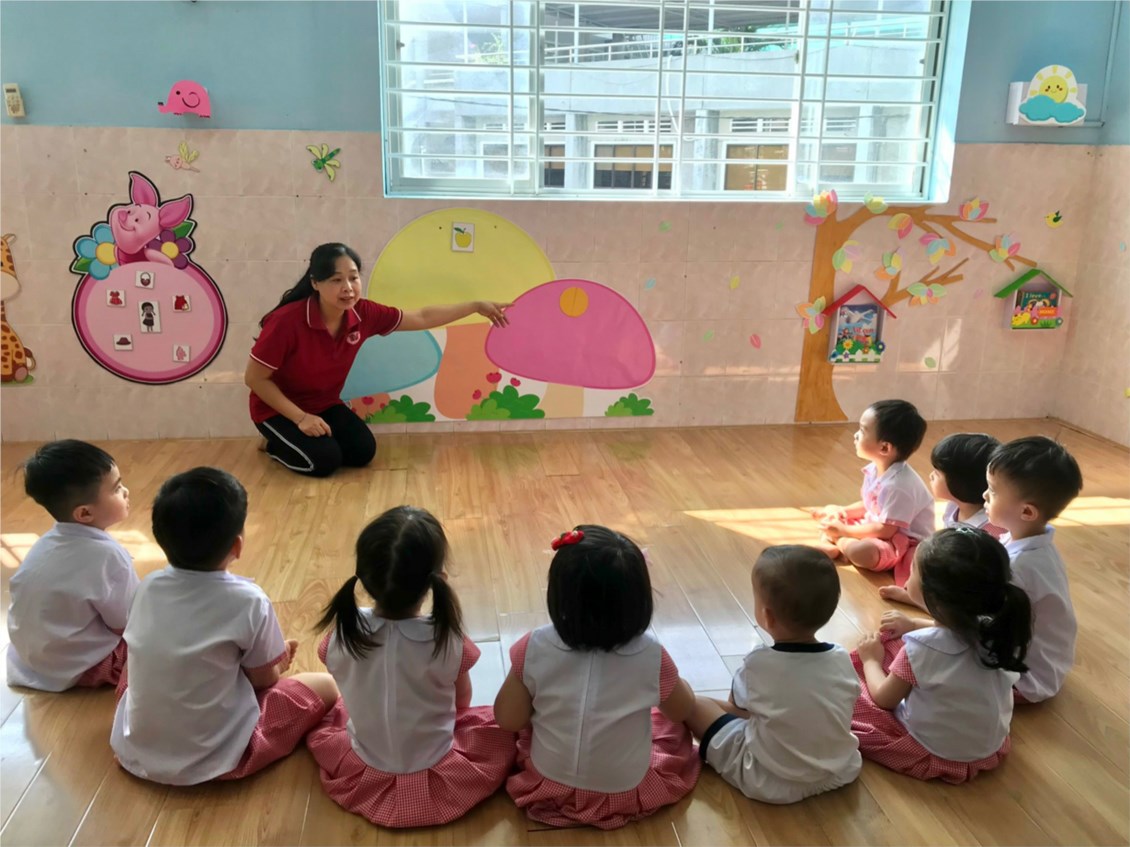 Giờ học nhận biết Màu vàng của các bạn Nhóm 2 (25-36 tháng)