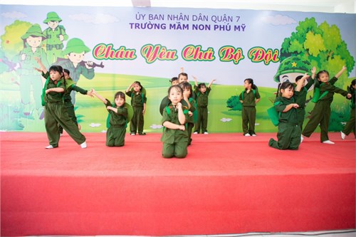 Bé yêu chú bộ đội