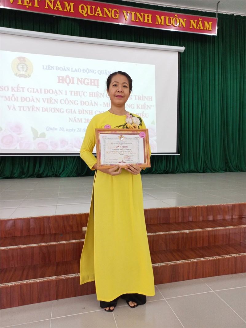 💐💐💐💐💐
Xin chúc mừng gia đình cô 
🌺Nguyễn Thị Thanh Mai 🌺
Đã nhận tuyên dương Gia đình công nhân viên chức tiêu biểu năm 2022 do Liên đoàn lao động quận 10 trao tặng.
Nhân ngày 28-6🌹🌹🌹🌹🌹🌹
