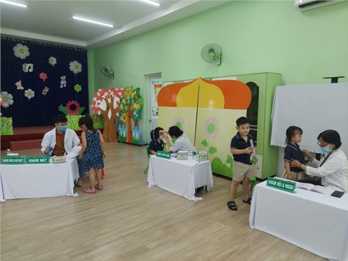 Tổ chức khám sức khỏe cho học sinh năm học 2023 - 2024 ngày 13/12/2023