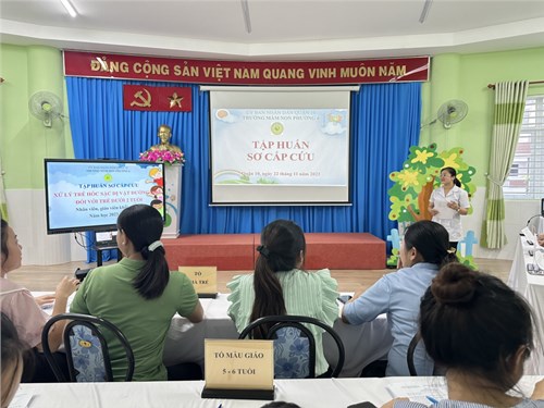 Tổ chức tập huấn sơ cấp cứu cho cán bộ, giáo viên, nhân viên ngày 22/11/2023
