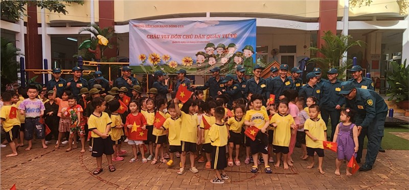 Ngày hội  Cháu vui đón chú dân quân tự vệ 