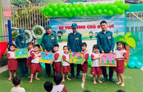 Các cháu vui cùng chú bộ đội nhân ngày 22/12