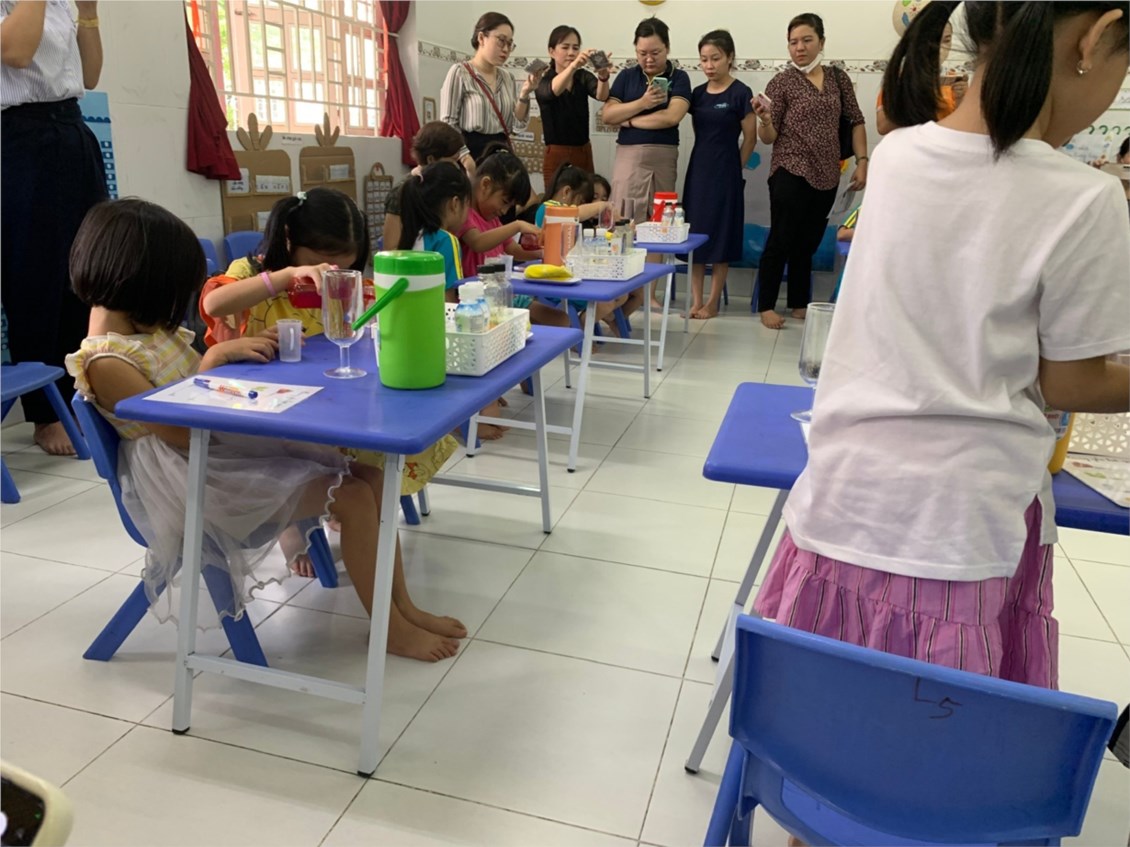 Hoạt động chuyên đề là một trong những hoạt động sinh hoạt chuyên môn mà trường MN Rạng Đông 6A tổ chức để tạo điều kiện cho các cô học tập và nâng cao năng lực chuyên môn của mình. Đây là hình ảnh về các chuyên đề: hình thành biểu tượng toán, phối hợp với phụ huynh trong công tác chăm sóc nuôi dưỡng trẻ, chuyên đề âm nhạc, chuyên đề tạo hình.