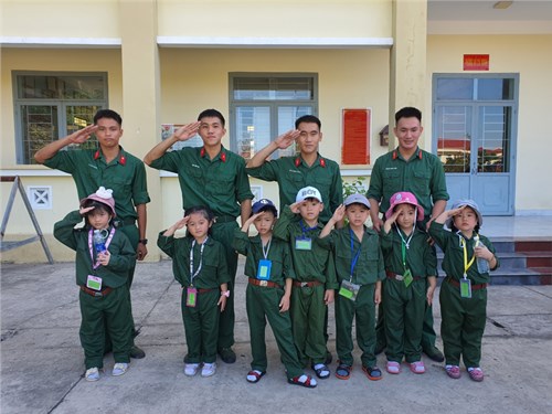 Các bé trải nghiệm cùng các chú bộ đội