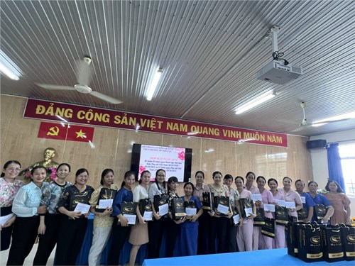 Họp mặt ngày phụ nữ 20-10 và khen tặng Phụ nữ hai giỏi năm học 2022-2023