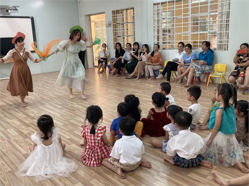 Giáo Viên Phối Hợp Phụ Huynh Tổ Chức Hoạt Động Học Âm Nhạc Tại Lớp Chồi 3